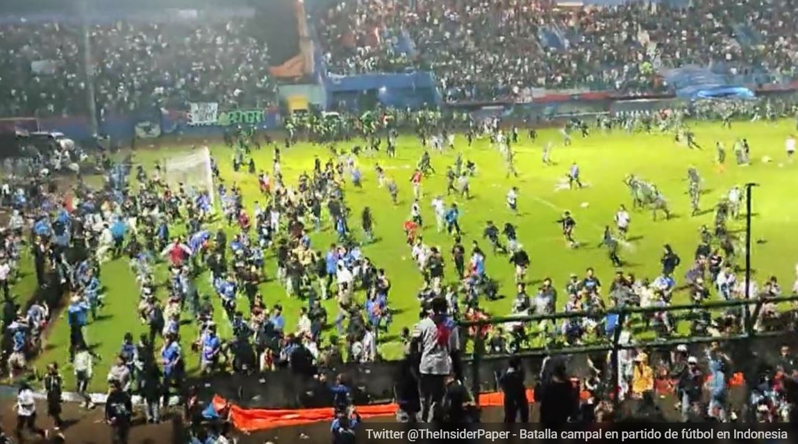 Batalla campal deja 125 muertos en partido de futbol en Indonesia