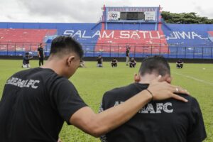 Las autoridades de Indonesia se comprometen a esclarecer tragedia en partido de fútbol