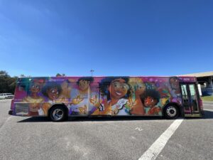 Los autobuses de Disney World se revisten de Encanto por la Herencia Hispana