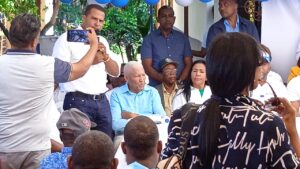 PRM juramenta alcaldes del PLD y un dirigente perredeísta en Pedernales