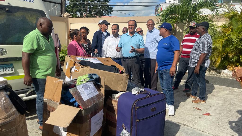 Senador Antonio Marte entrega alimentos, ropa y enseres del hogar