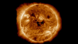 NASA capta una imagen de 'sonrisa' del Sol que podría afectar a la Tierra