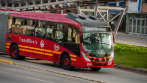 Asesinan adolescente en Colombia por pisar pasajero en un autobús