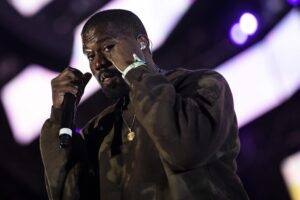 Tras ser baneado de Twitter e Instagram, Kanye West comprará la red social Parler
