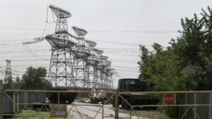 Ucrania restringe uso de energía tras ataques rusos contra red eléctrica