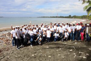 Colaboradores de Punta Catalina retiran desechos sólidos de playa