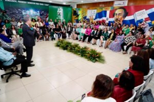 Leonel se reúne con 100 mujeres aspirantes a la dirección política de la Fuerza del Pueblo