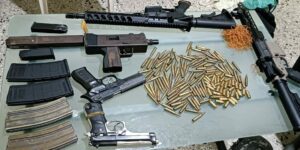 Policía arresta seis asaltantes armados con Uzi, fusiles y pistolas