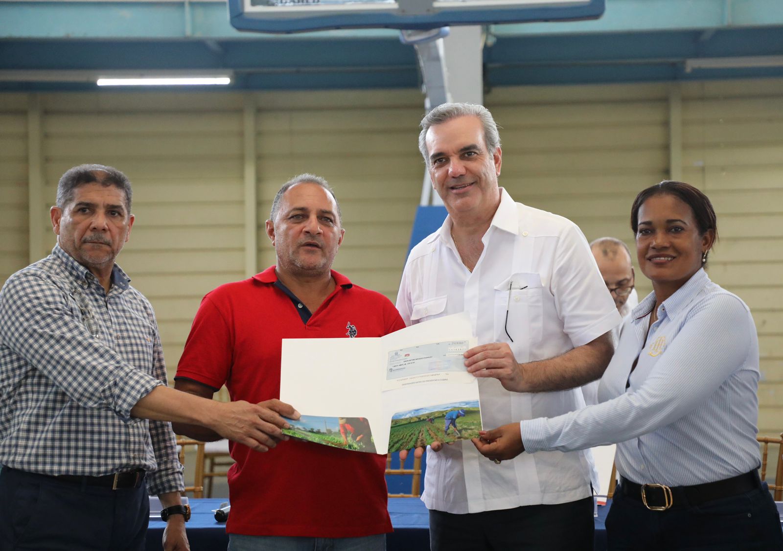 Presidente Abinader encabeza segunda entrega de cheques a 1,762 productores afectados por huracán Fiona