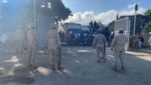 Motoconchistas haitianos bloquean puerta paso fronterizo entre Carrizal y Elías Piña