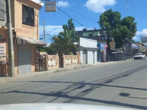Comercio cerrado y docencia suspendida en Villa Mella luego de muertes por conflicto de terrenos 