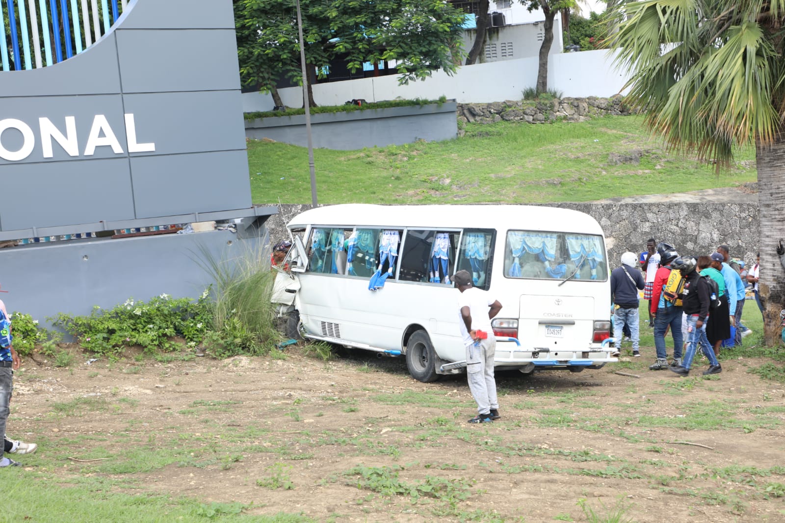Autobús se accidenta en entrada a Santo Domingo en autopista Las Américas