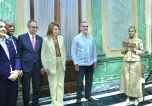 El presidente Abinader recibe a poetas dominicanos en el Palacio Nacional