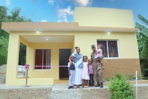 Adeofa entrega dos viviendas a miembros de las Fuerzas Armadas