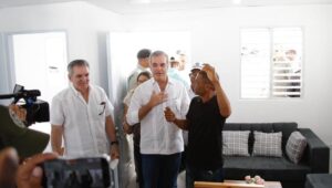 Abinader entrega 100 ecoviviendas con paneles solares a familias de Azua