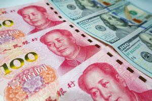 Yuan chino alcanza nivel más bajo frente al dólar en 15 años