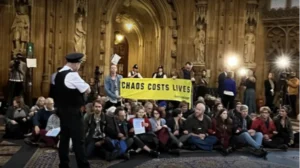 Una treintena de activistas de Greenpeace ocupan en el Parlamento británico 