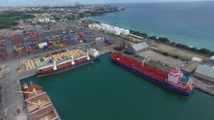 Empresarios agropecuarios denuncian vandalizan camiones cargados con insumos desde el puerto Haina