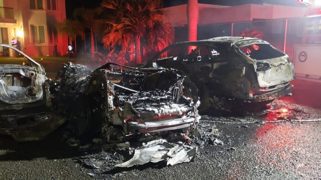 Incendio quema vehículos de lujo de la ex esposa de Cosculluela