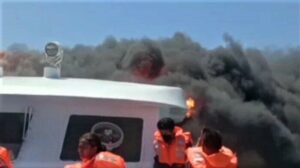 Indonesia: 14 muertos tras incendiarse un barco de pasajeros 