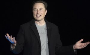 Elon Musk toma el control de Twitter y despide a directivos