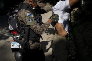 El Salvador aprueba octava prórroga del estado de excepción