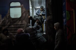 Ucrania pide a civiles salir pronto de zonas liberadas 