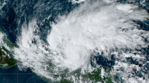 El huracán Lisa avanza por Guatemala y México