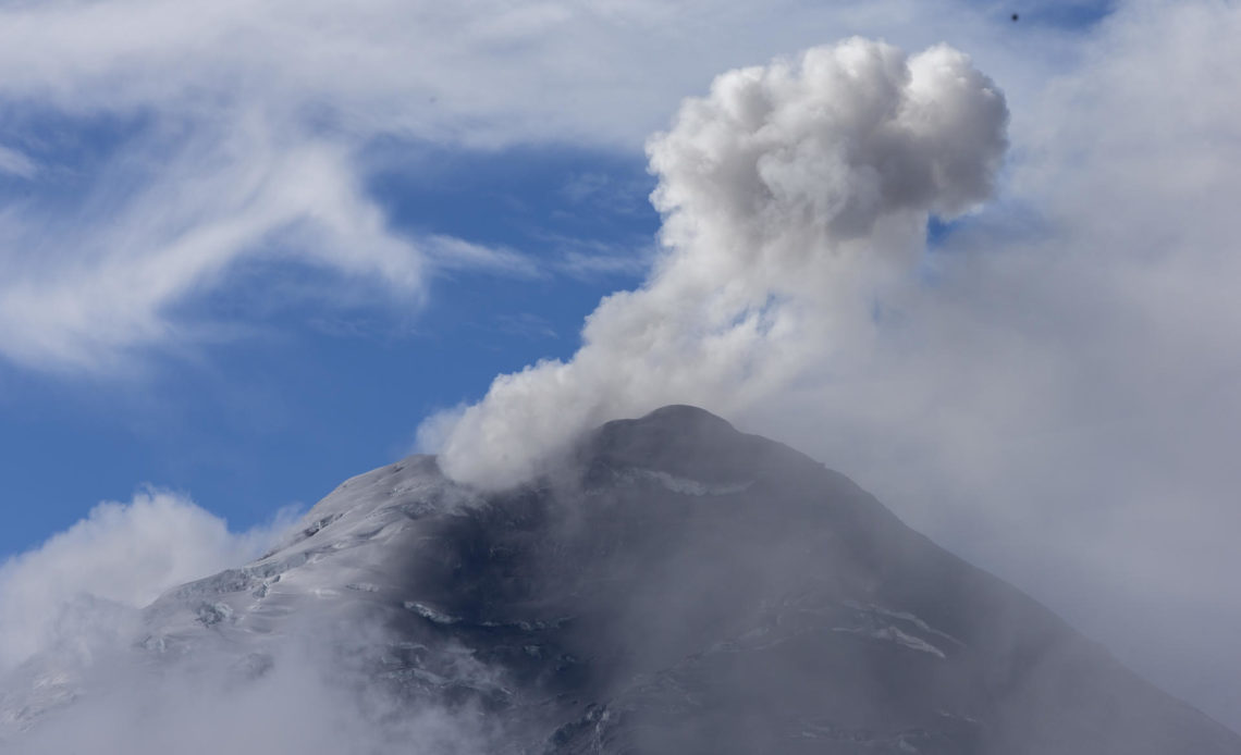 Un volcán ecuatoriano emana una columna de 1.8 kilómetros de gases y ceniza