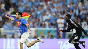 Hombre interrumpió juego Portugal- Uruguay corriendo con bandera gay en medio del estadio   