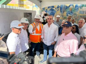 Abinader supervisa trabajos en muro de contención en Las Carreras, en Santiago