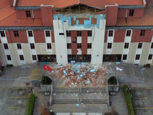 Al menos 68 heridos en fuerte terremoto que sacudió el noroeste de Turquía