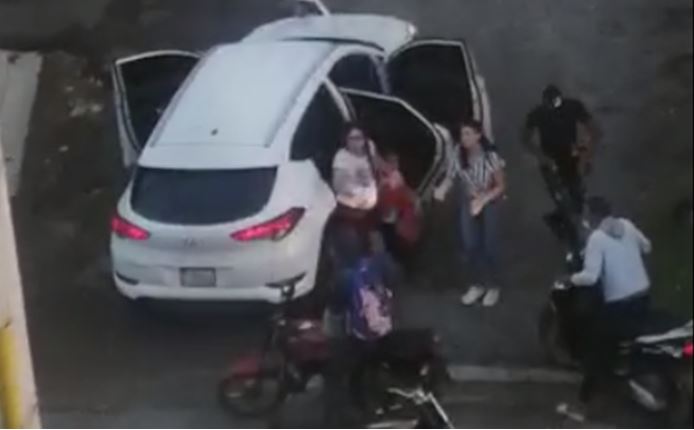 Delincuentes atracan dos mujeres con una niña en Los Guaricanos
