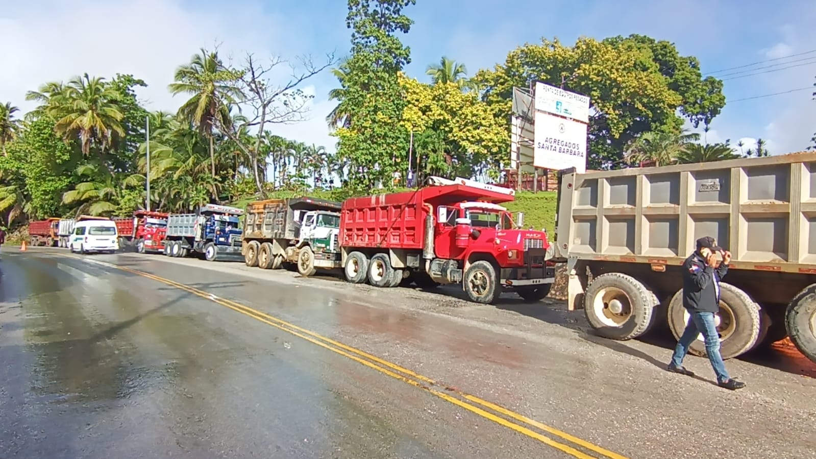 Camioneros dan 24 horas a Medio Ambiente para que permita despachar materiales