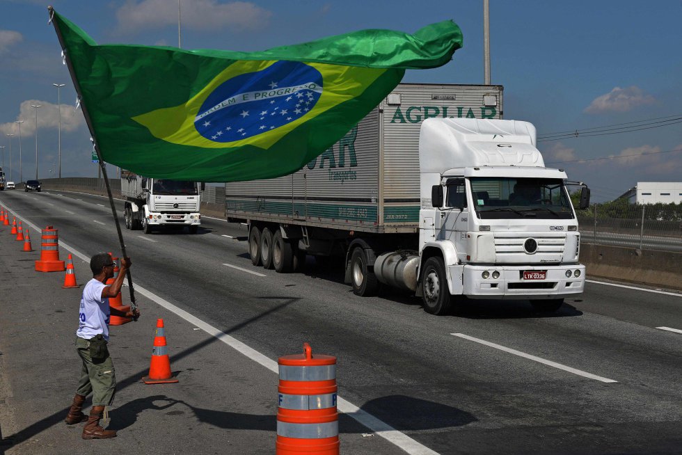 Camioneros levantan los bloqueos de carreteras en Brasil