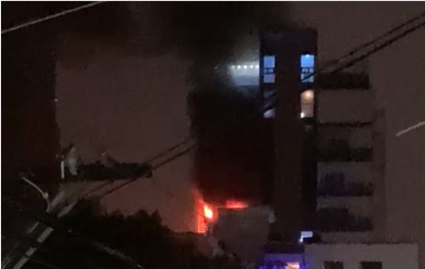 Se incendia edificio en el sector Alma Rosa I