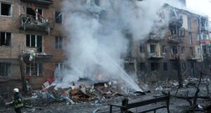Ataques rusos provocan apagones en Ucrania; dejan tres muertos 