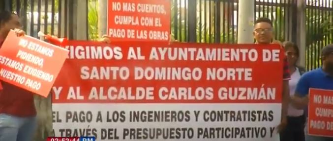 Ingenieros y arquitectos reclaman pagos frente a la Alcaldía Santo Domingo Norte