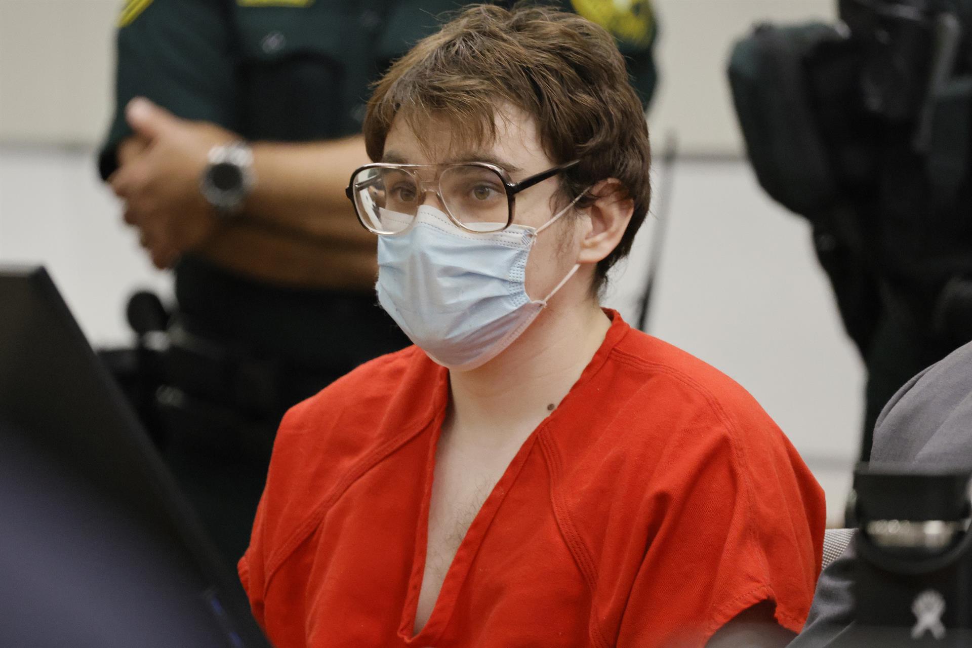 Condenan a cadena perpetua al autor de la matanza de Parkland