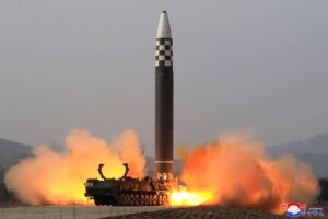 Corea del Norte lanza 3 misiles más, uno de ellos activa alerta en Japón