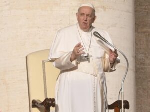 El papa Francisco dice que las mujeres merecen más lugar en la Iglesia