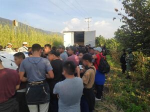 Encuentran a 82 migrantes hacinados en camión en México