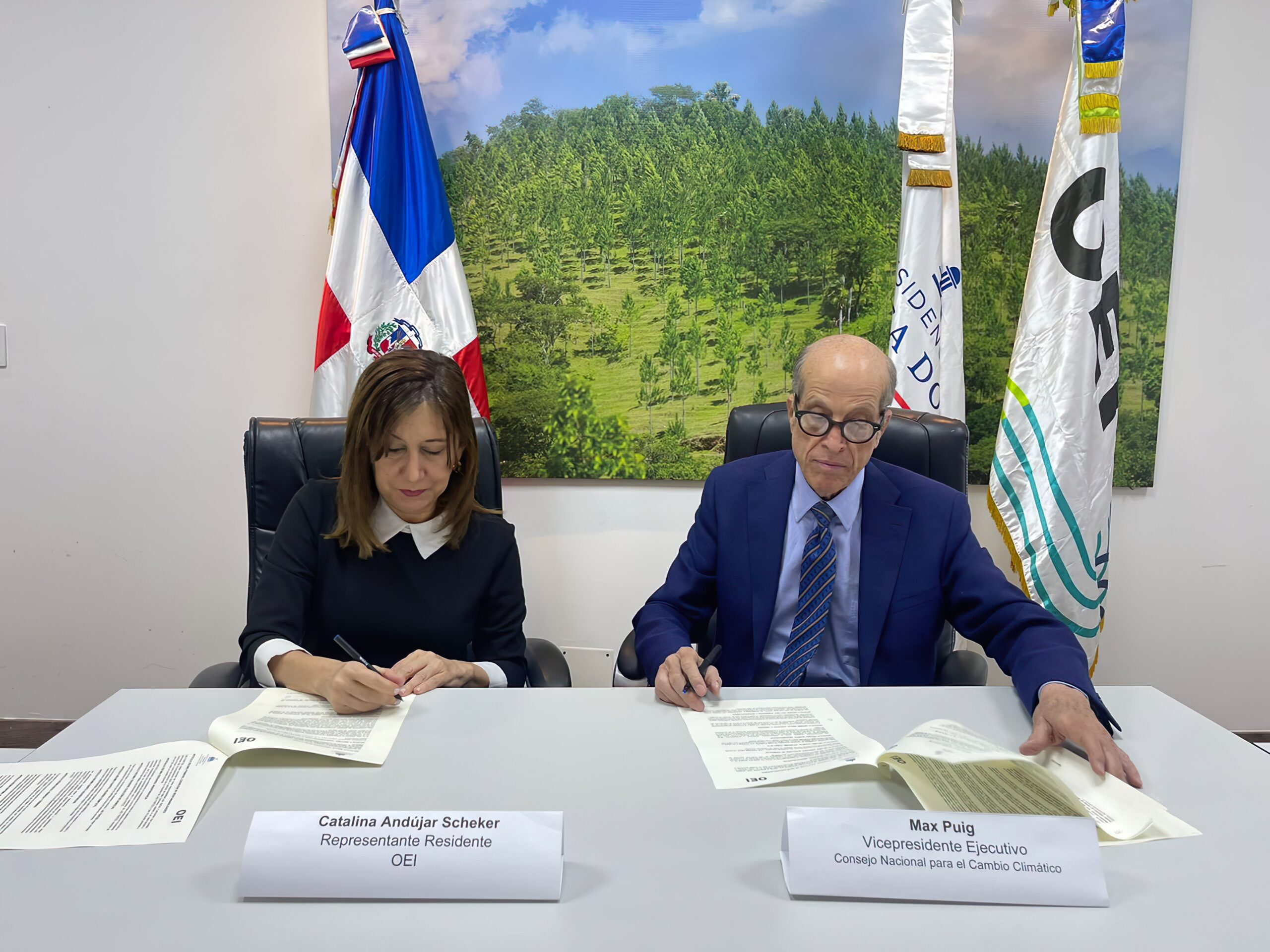 Cambio Climático firma acuerdo para fortalecer educación climática en RD
