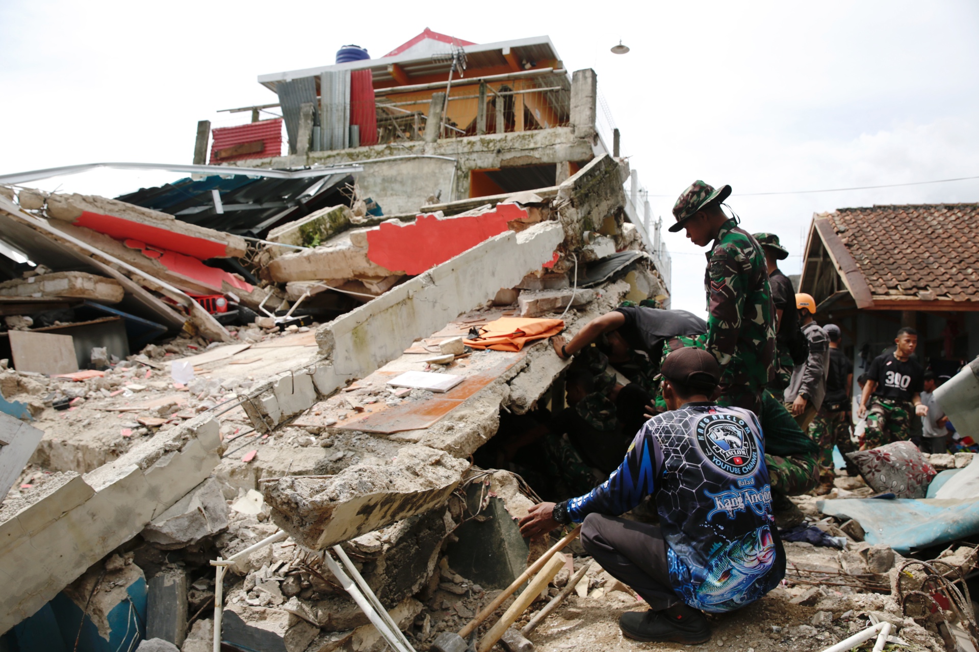 Indonesia cifra en 268 los muertos por el terremoto de 5.6 de magnitud