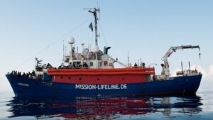 Italia autoriza ingreso de barco de rescate con 89 migrantes