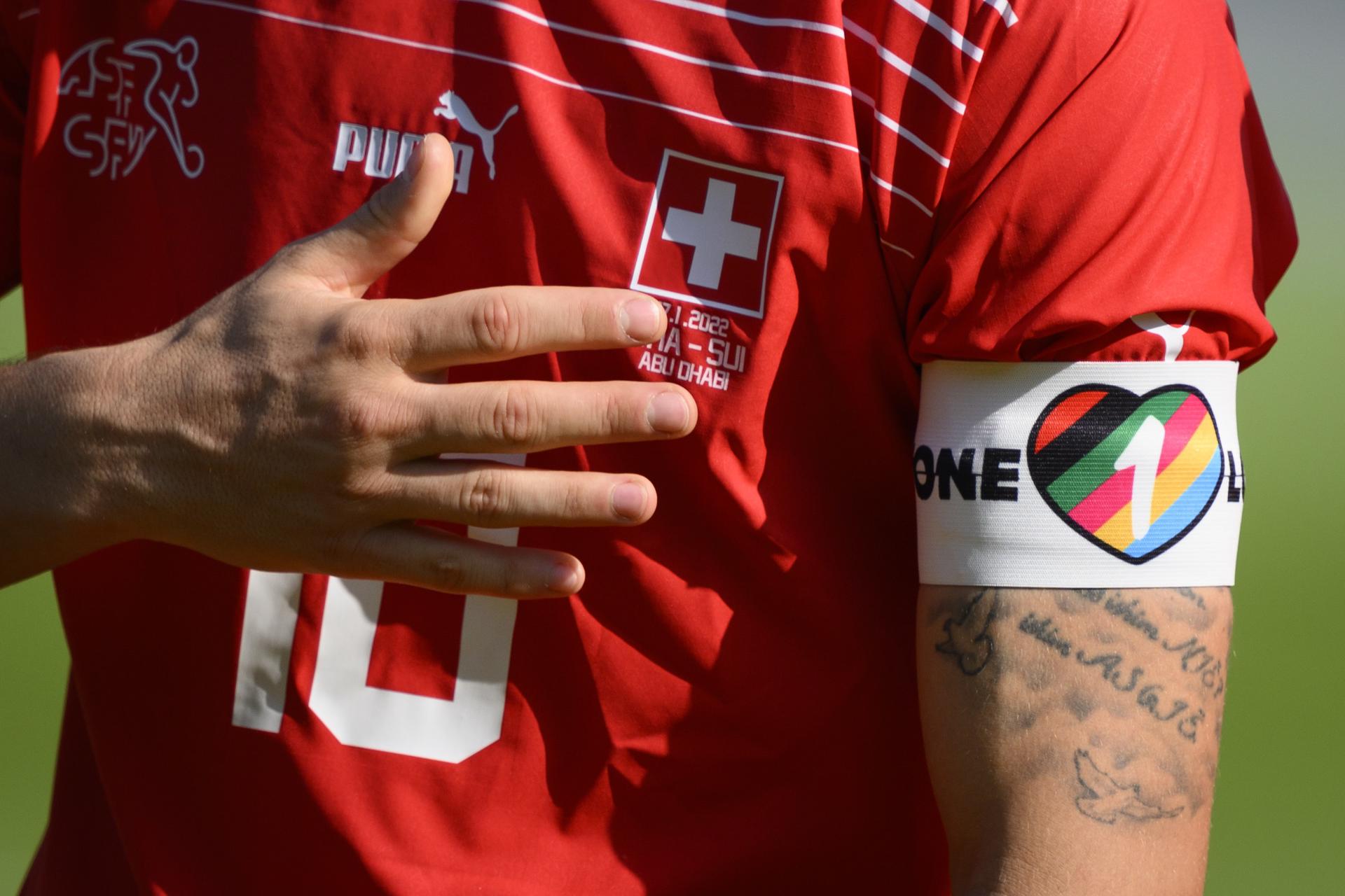La FIFA amenazó con "sanciones ilimitadas" por el uso del brazalete arcoíris