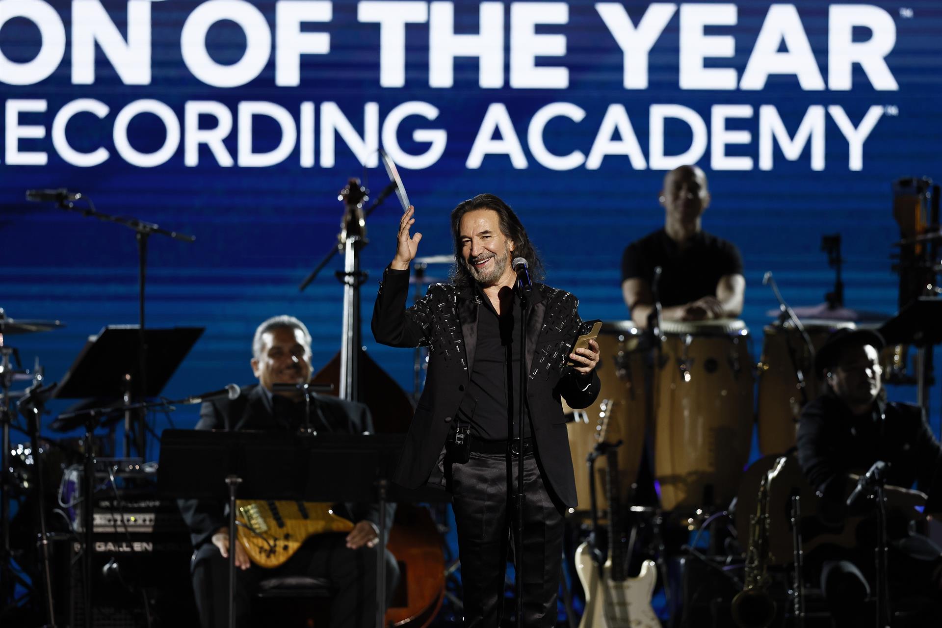 Marco Antonio Solís recibe el premio Persona del Año en los Latin Grammy