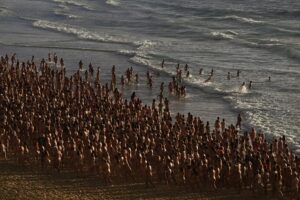 Más de 2,000 personas se desnudan en playa australiana contra cáncer de piel