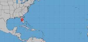 Nicole se debilita en tormenta tropical tras tocar tierra en Florida