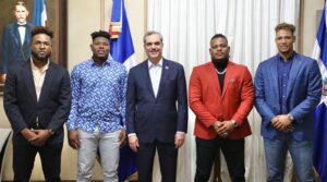 Presidente Abinader recibe en Palacio a lanzadores dominicanos de los Astros